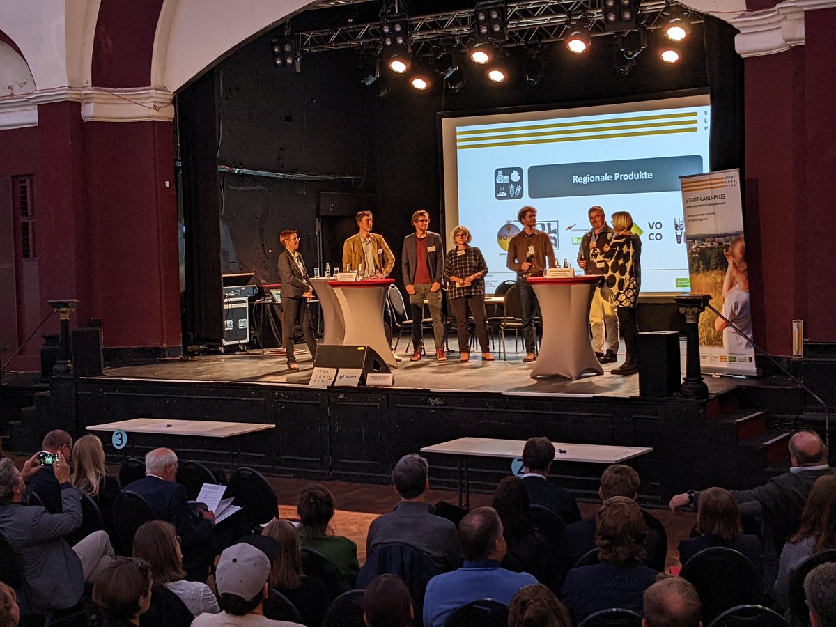 SLP-Cluster #regionaleProdukte
Vorhaben berichten in Pitches: Veränderungen ist spürbar, lokale Anknüpfungspunkte zu schaffen ist wichtig, Schlüsselrolle der Logistik, Thema den Leuten näher bringen (macht sogar Spaß!)
#SLP22