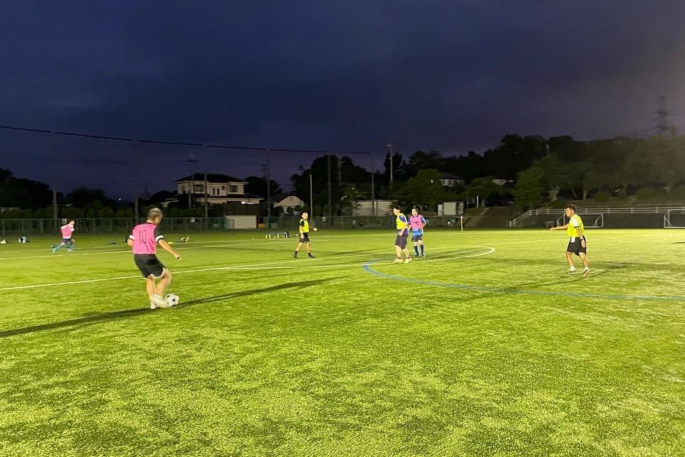 SpaerFootballA1's tweet photo. 【大人(中学生以上)】
《大人のエンジョイサッカー》

2022年9月23日(金・祝)に大人(中学生以上)を対象としたサッカーイベントを開催致します✨⚽️

広い人工芝のピッチで楽しくサッカーしませんか？⚽️😄👍
参加資格はサッカーが好きならOKです⚽️🙆‍♀️🙆‍♂️

詳細は下記の通りです⚽️👇😊

↓ https://t.co/Lyq0eIK4s8