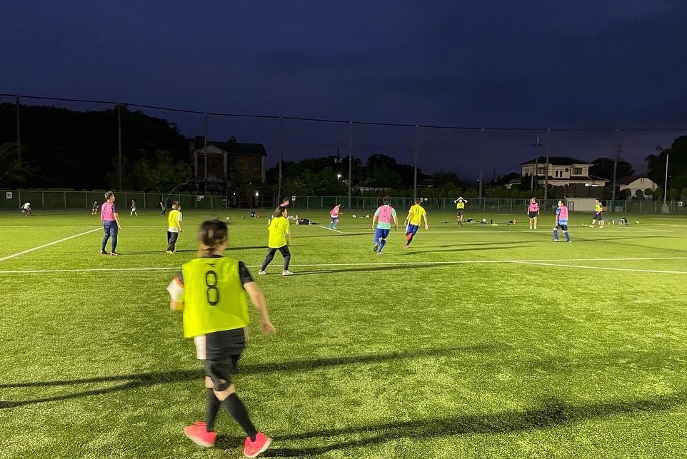 SpaerFootballA1's tweet photo. 【大人(中学生以上)】
《大人のエンジョイサッカー》

2022年9月23日(金・祝)に大人(中学生以上)を対象としたサッカーイベントを開催致します✨⚽️

広い人工芝のピッチで楽しくサッカーしませんか？⚽️😄👍
参加資格はサッカーが好きならOKです⚽️🙆‍♀️🙆‍♂️

詳細は下記の通りです⚽️👇😊

↓ https://t.co/Lyq0eIK4s8