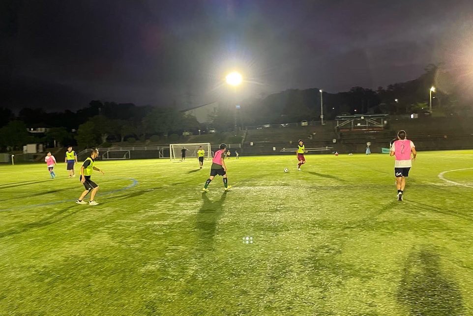 SpaerFootballA1's tweet photo. 【大人(中学生以上)】
《大人のエンジョイサッカー》

2022年9月23日(金・祝)に大人(中学生以上)を対象としたサッカーイベントを開催致します✨⚽️

広い人工芝のピッチで楽しくサッカーしませんか？⚽️😄👍
参加資格はサッカーが好きならOKです⚽️🙆‍♀️🙆‍♂️

詳細は下記の通りです⚽️👇😊

↓ https://t.co/Lyq0eIK4s8