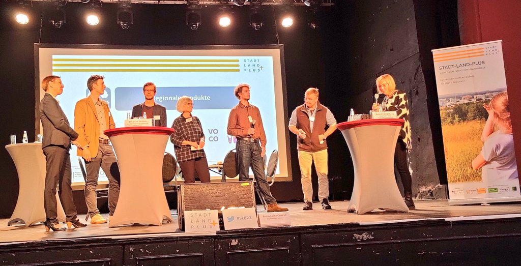 SBartke's tweet photo. Regionale Produkte und regionale Kreislaufwirtschaft - spannende Einblicke in das was vor Ort für starke Regionen möglich ist, zeigt der Staffellauf der @BMBF_Bund Vorhaben heute bei @StadtLandPlus #SLP22 - mehr auch online unter https://t.co/yXydxtHfpA https://t.co/j2AztqFNm8