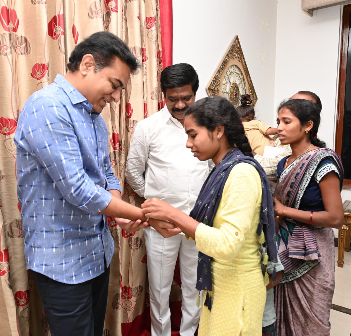 KTRBRS's tweet photo. Nothing more gratifying than seeing someone you assisted come back to you after they’ve fulfilled their dreams 😊

Rachana came after graduating with 4 job offers!! Cognizant, Wipro among the offers she received 

Congratulated her &amp; wished her the best in her future pursuits https://t.co/1os9vwjSgd