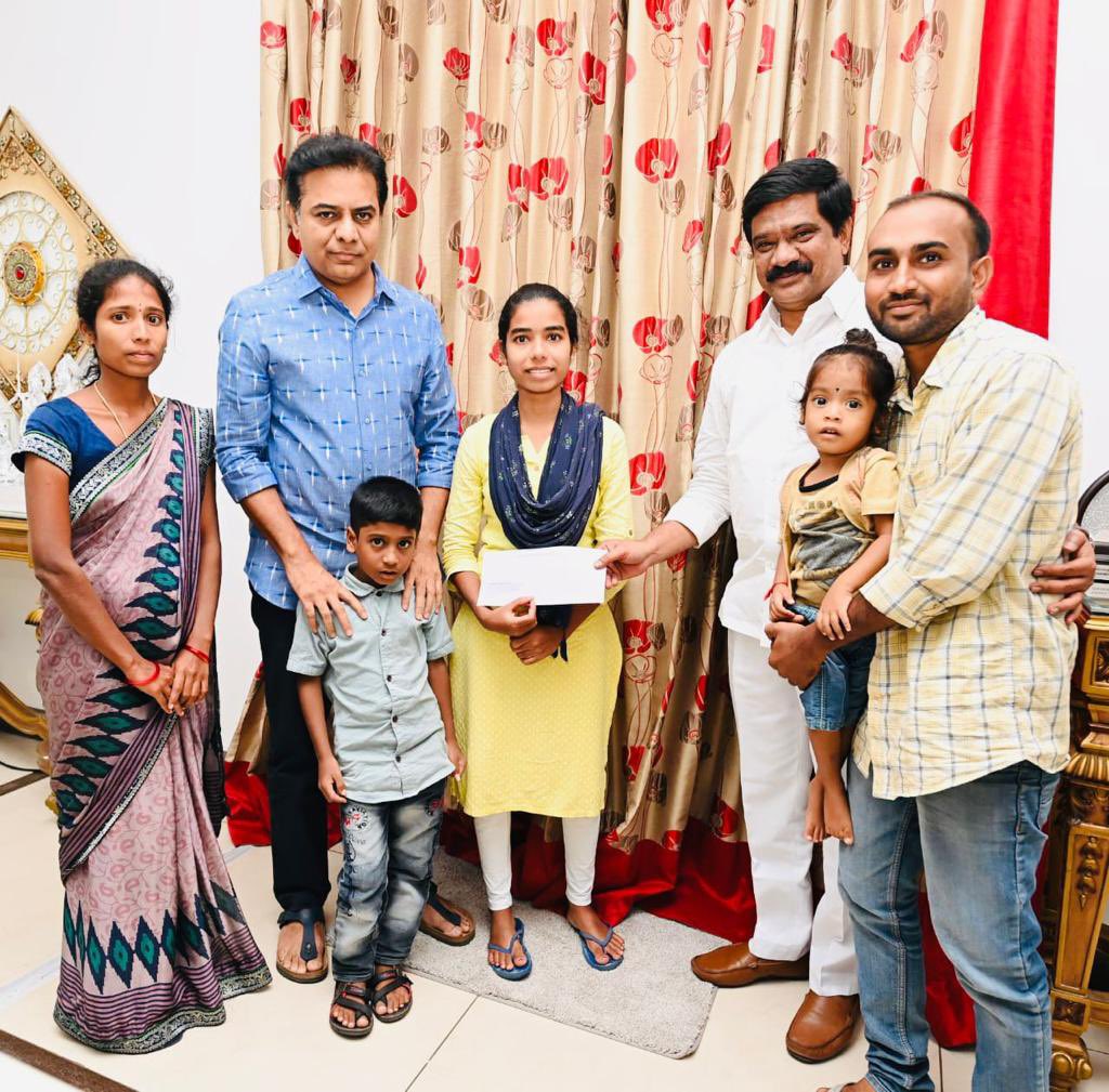 KTRBRS's tweet photo. Nothing more gratifying than seeing someone you assisted come back to you after they’ve fulfilled their dreams 😊

Rachana came after graduating with 4 job offers!! Cognizant, Wipro among the offers she received 

Congratulated her &amp; wished her the best in her future pursuits https://t.co/1os9vwjSgd