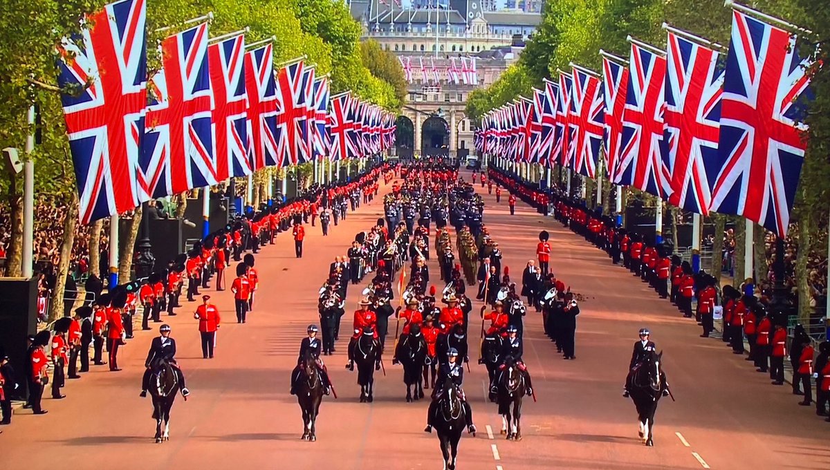lePUPH's tweet photo. Le cardiologue qui arrive aux urgences pour donner son royal avis #queensfuneral https://t.co/aMQvLIjmuV