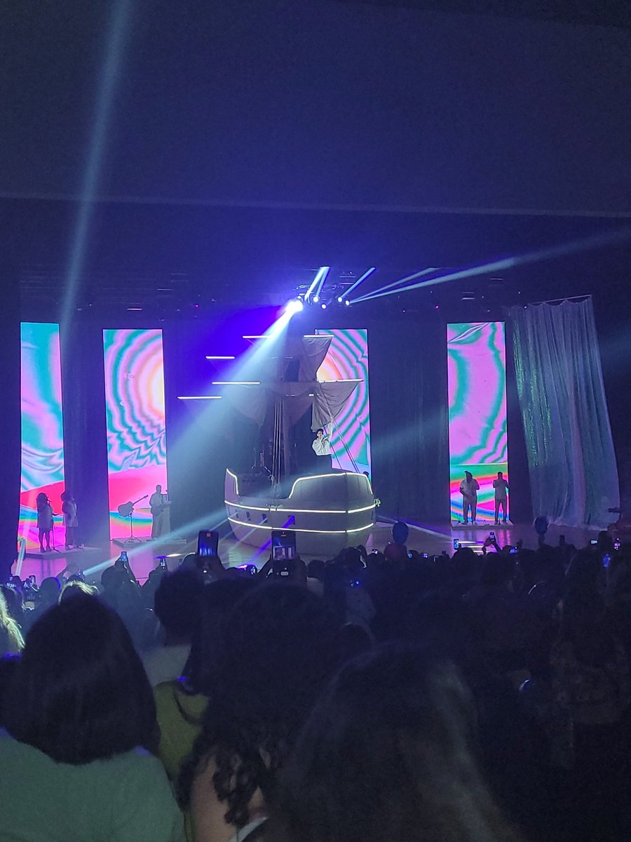 NatsonFerreira's tweet photo. @jaoromania Foi simplesmente maravilhosoooooo.. Você entregou tudooo, foi um show de muitas emoções com as canções que fez o público não parar de cantar!!! E linda homenagem ao nosso eterno cazuza 😍😍😍 Volte sempre a João Pessoa ❤️❤️❤️ https://t.co/lqvdRHPT12