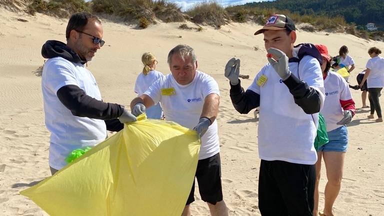 Clece_'s tweet photo. Con motivo del #DíaMundialdelasPlayas, ayer voluntarios de nuestra filial #Samaín participaron en la campaña #LIBERA1m2, con el objetivo de ayudar en la limpieza de residuos abandonados en la playa de Doñinos, situada en el municipio gallego de #Ferrol. https://t.co/slZEb6lBAC