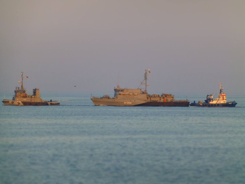 WarshipCam's tweet photo. German Navy Frankenthal-class minehunter FGS Homburg (M1069) being towed into Greifswalder, Germany - September 19, 2022 #fgshomburg #m1069
* photo courtesy of @DarthFreder https://t.co/bwd4fpUywn