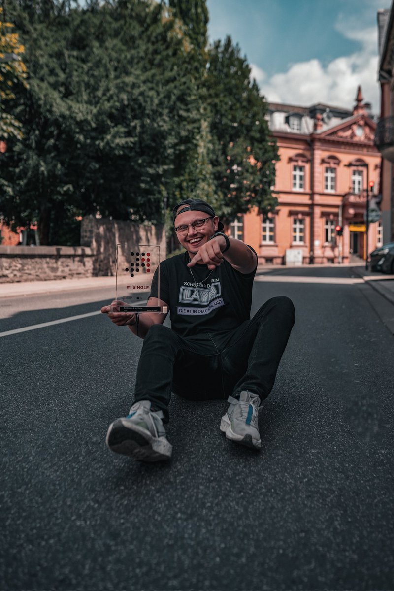 tomanddexx's tweet photo. Happy Birthday Dennis🎉🔥🥂
Der liebe Dexxibexxi wird heute ein Jahr älter, da kann man doch mal rausknallen, dass am Freitag unser offizieller "Layla" Remix über @summerfield_records veröffentlicht wird. 🔥🎉 https://t.co/OMIMguMCH6