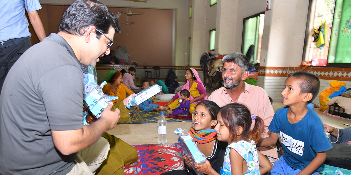 AKUGlobal's tweet photo. As thousands of flood-affected people reach Karachi, local administration and AKU collaborate to facilitate them in the relief camps.

AKU’s healthcare camps provide care to 80,000 and distribute medicines of Rs 120 million https://t.co/V5OTwf3uPr

#FloodsInPakistan #AKUResponse https://t.co/0T9oEn99rT