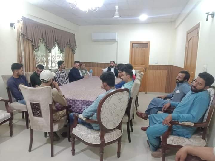 HamzaMe45829578's tweet photo. کنوینئر آئی۔ایس۔ایف ضلع جہلم ویلی حمزہ میر کی قیادت میں آئی۔ایس۔ایف وفد کی سابق امیدوار اسمبلی سید ذیشان حیدر سے ملاقات ملاقات میں 29 ستمبر کو مظفرآباد میں ہونے والے عمران خان کے جلسے کے حوالے سے مشاورت کی گئی
#ISAJK
#ImranKhan https://t.co/yxL6Qv08f0