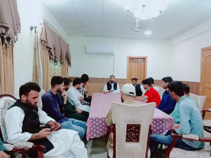 HamzaMe45829578's tweet photo. کنوینئر آئی۔ایس۔ایف ضلع جہلم ویلی حمزہ میر کی قیادت میں آئی۔ایس۔ایف وفد کی سابق امیدوار اسمبلی سید ذیشان حیدر سے ملاقات ملاقات میں 29 ستمبر کو مظفرآباد میں ہونے والے عمران خان کے جلسے کے حوالے سے مشاورت کی گئی
#ISAJK
#ImranKhan https://t.co/yxL6Qv08f0