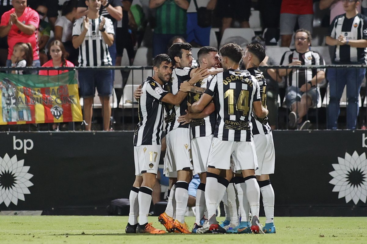 CDCastellon's tweet photo. 📸 Galeria fotográfica @cdcastellon vs Bilbao Athletic (2-0)

⚪️⚫️🆚⚪️🔴

ℹ️ https://t.co/99s1nWpNut

#PPO100👂 https://t.co/o0tZHQ4fpA