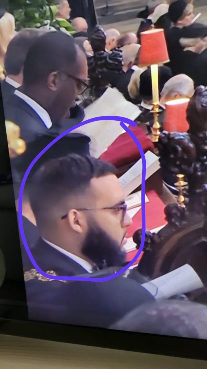 TRAILS12345's tweet photo. Anyone know who this is? #queensfuneral https://t.co/iUXxnNOLpO