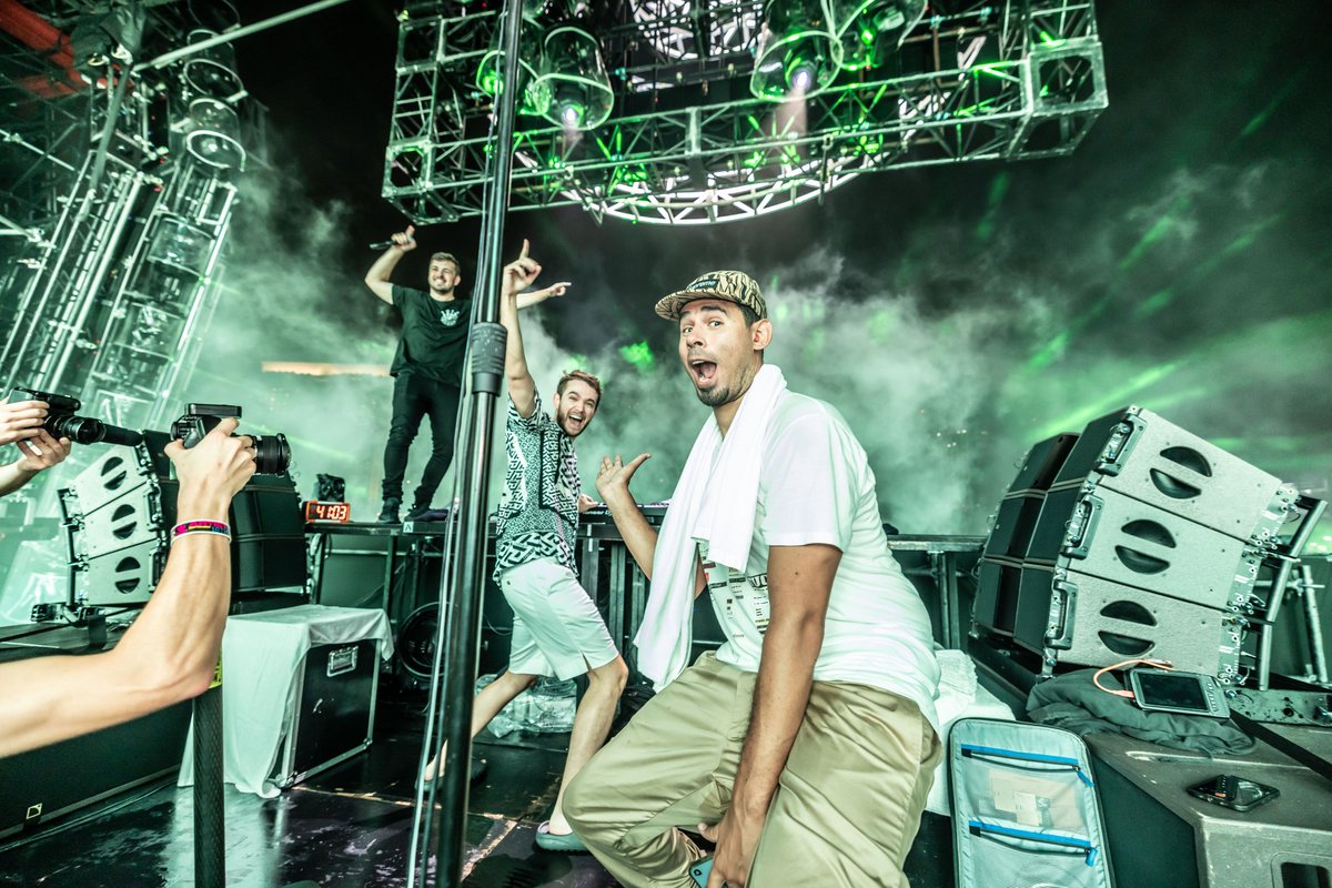 having so much fun w/ <a href="/MartinGarrix/">MARTIN GARRIX</a> <a href="/Zedd/">Zedd</a>!!! Love <a href="/UltraJapan/">Ultra Japan</a> ❤️