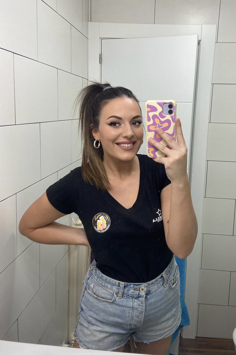 AnaGomez_4's tweet photo. He sobrevivido currando y saliendo de fiesta cuando acababan mis turnos, tanto de día como de noche. He conocido gente genial, sudado la gota gorda cuando tocaba y he dado todo hasta quedarme sin voz. Primera vez que vivo la feria entera. Espero repetir todos los que me queden ♥️ https://t.co/Oir67bh2Yq