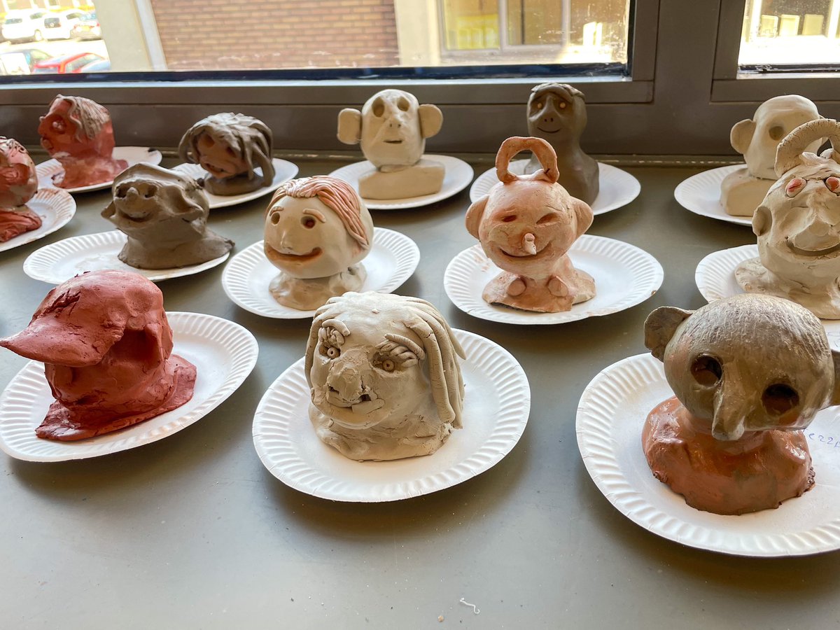 Kunstontmoetingsdag 2022, wat een mooie dingen worden er gemaakt tijdens de vele workshops in ons gebouw. Vandaag en morgen komen de VO scholen uit Emmen kennismaken met kunst en cultuur in Emmen. Ze bezoeken alle culturele instellingen. #kunstontmoetingsdag   <a href="/FacetEmmen/">Facet</a>