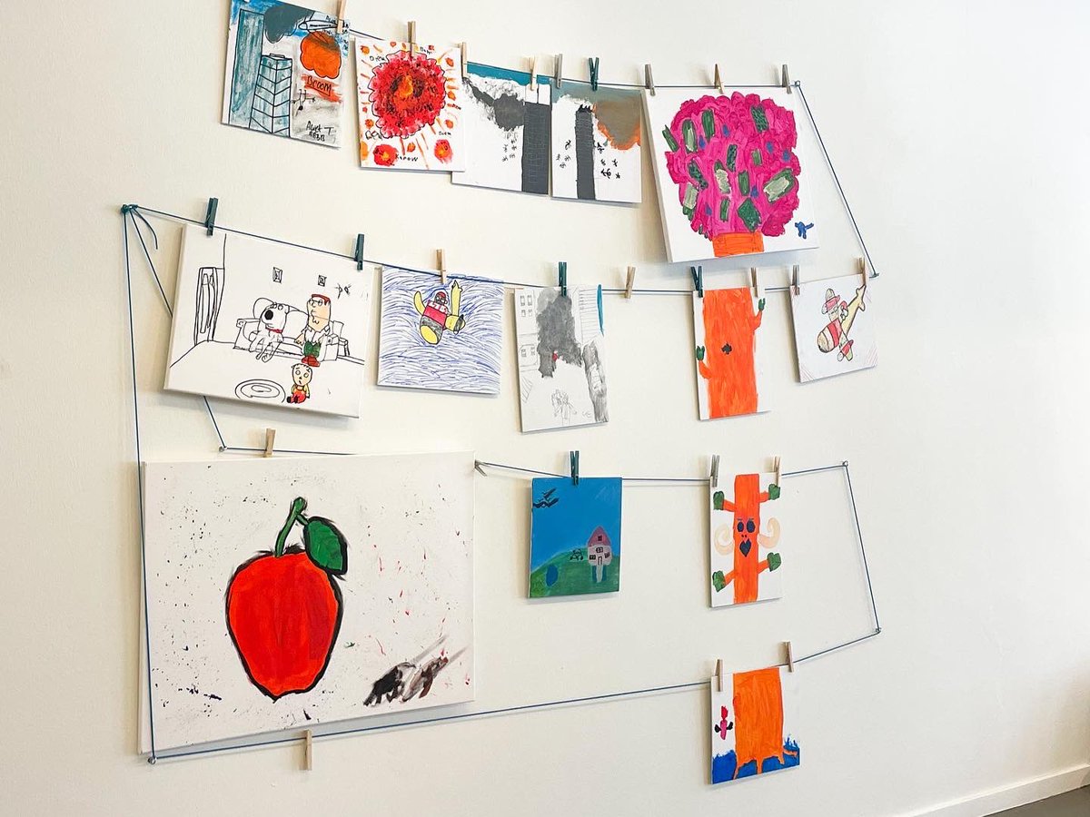 cbkemmen's tweet photo. Kunstontmoetingsdag 2022, wat een mooie dingen worden er gemaakt tijdens de vele workshops in ons gebouw. Vandaag en morgen komen de VO scholen uit Emmen kennismaken met kunst en cultuur in Emmen. Ze bezoeken alle culturele instellingen. #kunstontmoetingsdag   @FacetEmmen https://t.co/EdSynWzmlU