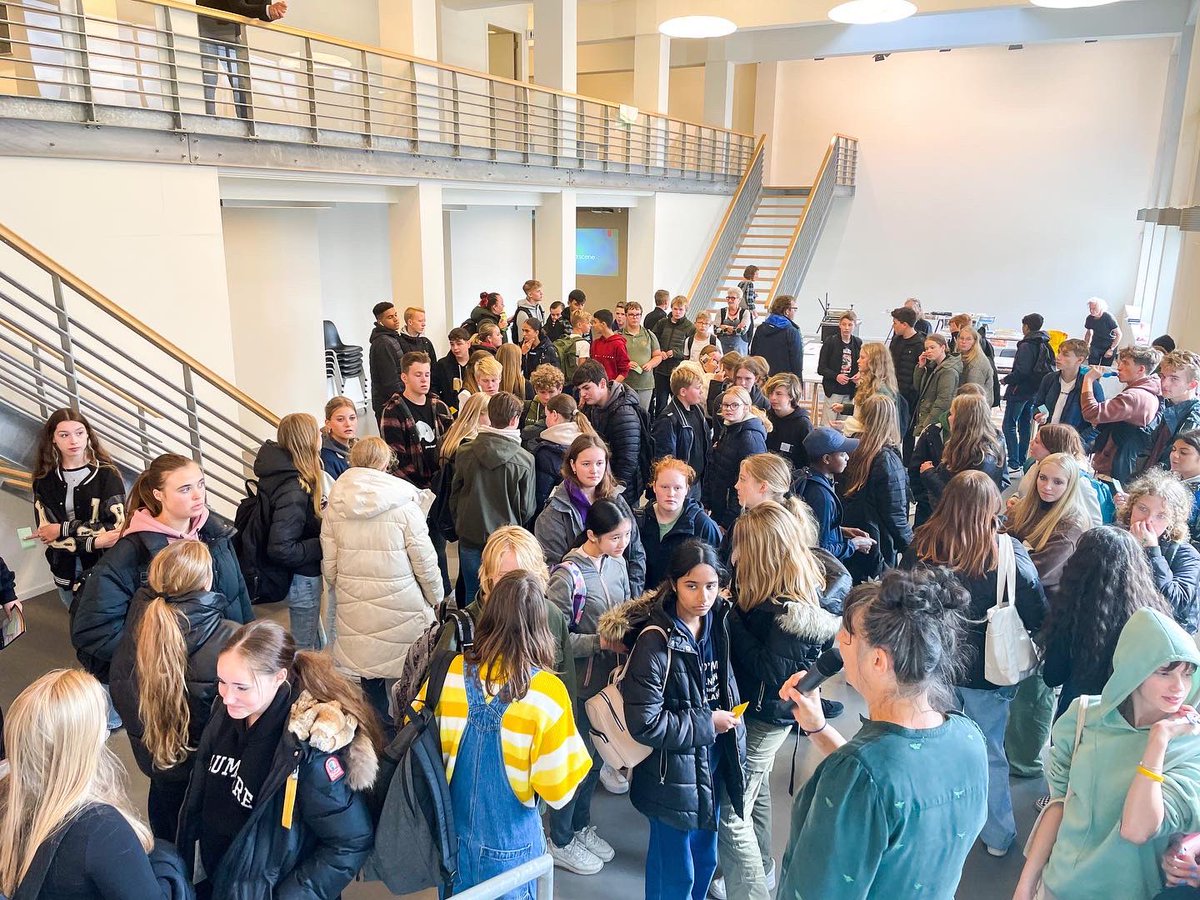 cbkemmen's tweet photo. Kunstontmoetingsdag 2022, wat een mooie dingen worden er gemaakt tijdens de vele workshops in ons gebouw. Vandaag en morgen komen de VO scholen uit Emmen kennismaken met kunst en cultuur in Emmen. Ze bezoeken alle culturele instellingen. #kunstontmoetingsdag   @FacetEmmen https://t.co/EdSynWzmlU