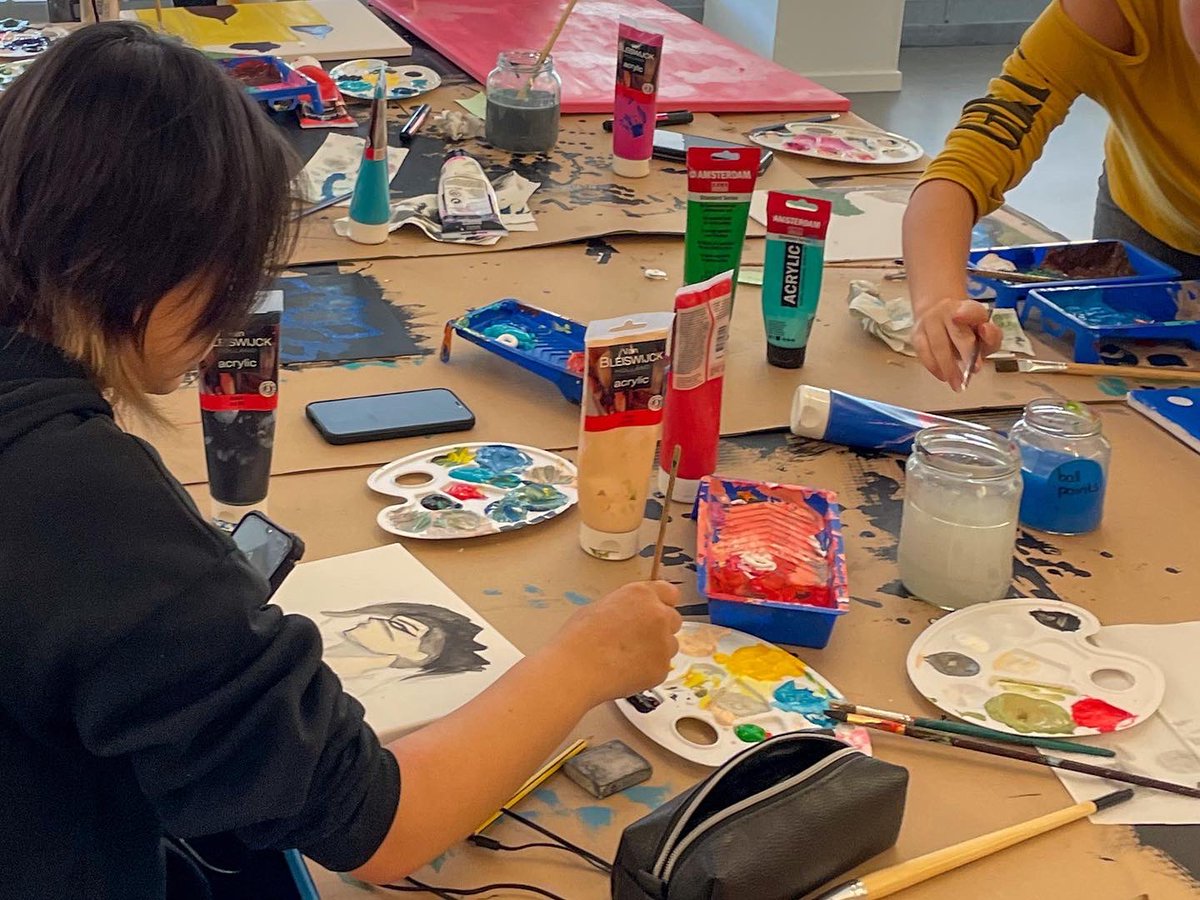 cbkemmen's tweet photo. Kunstontmoetingsdag 2022, wat een mooie dingen worden er gemaakt tijdens de vele workshops in ons gebouw. Vandaag en morgen komen de VO scholen uit Emmen kennismaken met kunst en cultuur in Emmen. Ze bezoeken alle culturele instellingen. #kunstontmoetingsdag   @FacetEmmen https://t.co/EdSynWzmlU