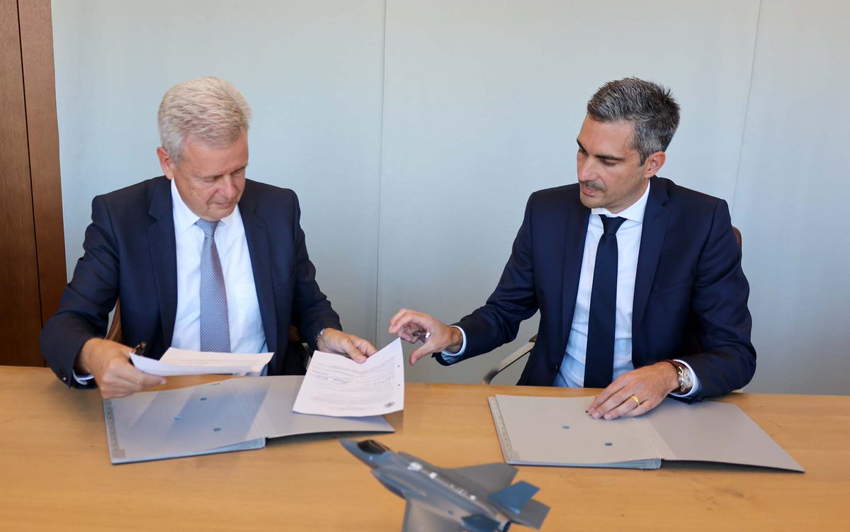 Rüstungschef Martin Sonderegger und Projektleiter Darko Savic haben den <a href="/thef35/">F-35 Lightning II</a>-Kaufvertrag unterzeichnet. Damit ist die Beschaffung auch vertraglich beschlossen, nachdem das <a href="/ParlCH/">Parl CH</a> den Verpflichtungskredit genehmigt hat. #Air2030 #F35 ow.ly/jxpB50KMMY1