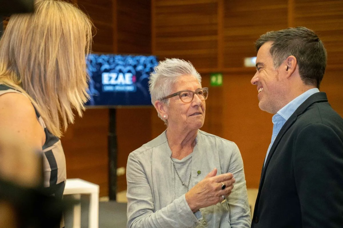 EzaeElkartea's tweet photo. En el acto de entrega ayer del Premio EZAE a la película 'Maixabel', el productor Koldo Zuazua recordó, “con la piel de gallina”, que hacer esta película “nos ha cambiado como personas”, y mostró su agradecimiento “a todas las personas que la han hecho realidad”. https://t.co/nCHJc8X4wV