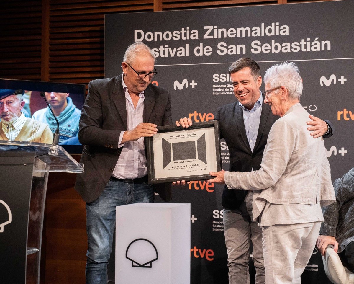 EzaeElkartea's tweet photo. En el acto de entrega ayer del Premio EZAE a la película 'Maixabel', el productor Koldo Zuazua recordó, “con la piel de gallina”, que hacer esta película “nos ha cambiado como personas”, y mostró su agradecimiento “a todas las personas que la han hecho realidad”. https://t.co/nCHJc8X4wV