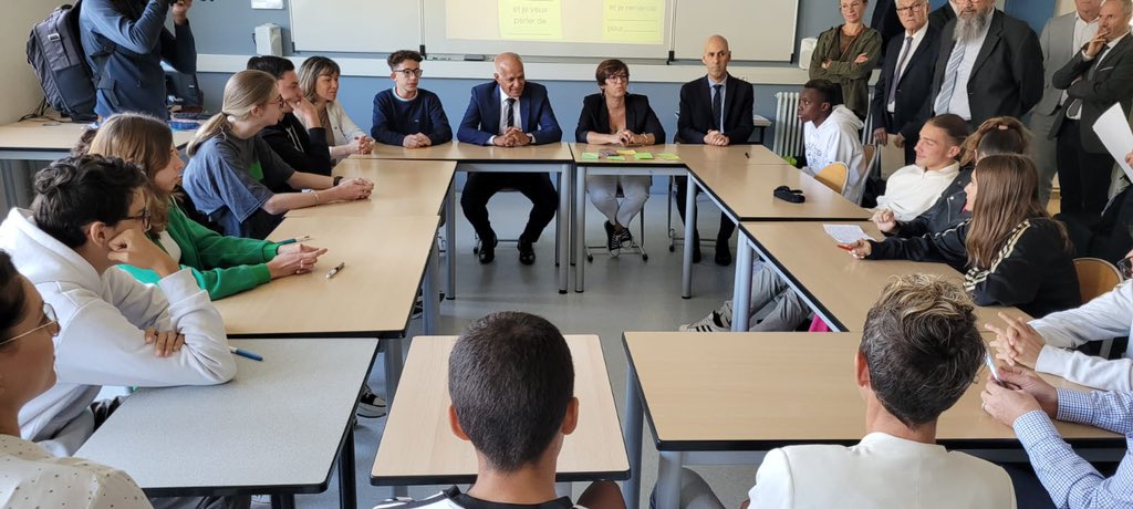 MostafaFourar's tweet photo. Conseil de coopération d'une classe de CAP @LyceePardailhan : un travail collectif dans le cadre du projet #persévérance pour ameliorer le #BienEtre des élèves. Une démarche bienveillante pour les accueillir au mieux au lycée et créer un sentiment d'appartenance.
Un beau projet ! https://t.co/hXJsQmBC5H