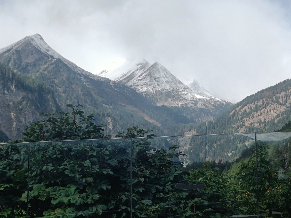 Op mijn laatste dag in Heiligenblut heeft vrouw Holle haar kussens weer goed uitgeschud. Betekent alleen dat je alleen met sneeuwkettingen de Grossglockner over kan (je ziet het niet, maar tussen berg links en bergtoppen midden zit dus de Grossglockner  😉)