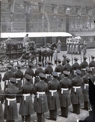 MrTimDunn's tweet photo. In 1952, for the funeral of King George VI the coffin was carried from London to Windsor not by road hearse, but by train, from Paddington. https://t.co/0lLkXj1wHx