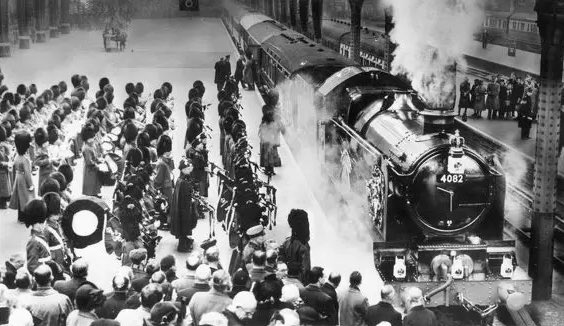 MrTimDunn's tweet photo. In 1952, for the funeral of King George VI the coffin was carried from London to Windsor not by road hearse, but by train, from Paddington. https://t.co/0lLkXj1wHx