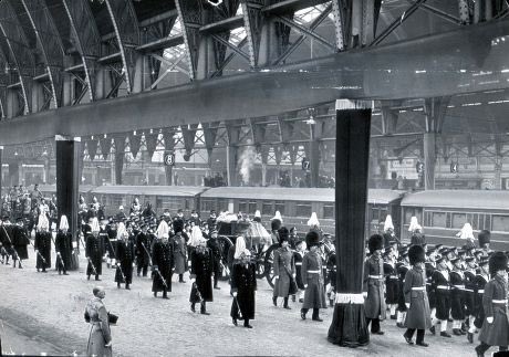 MrTimDunn's tweet photo. In 1952, for the funeral of King George VI the coffin was carried from London to Windsor not by road hearse, but by train, from Paddington. https://t.co/0lLkXj1wHx