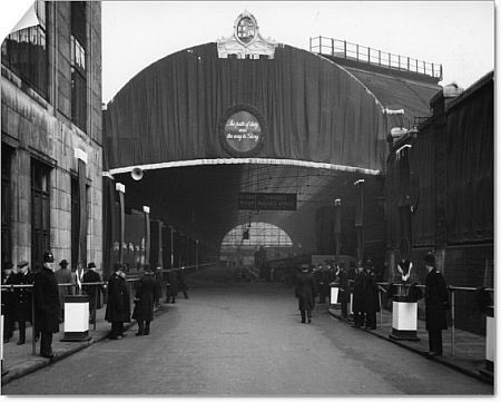MrTimDunn's tweet photo. In 1952, for the funeral of King George VI the coffin was carried from London to Windsor not by road hearse, but by train, from Paddington. https://t.co/0lLkXj1wHx