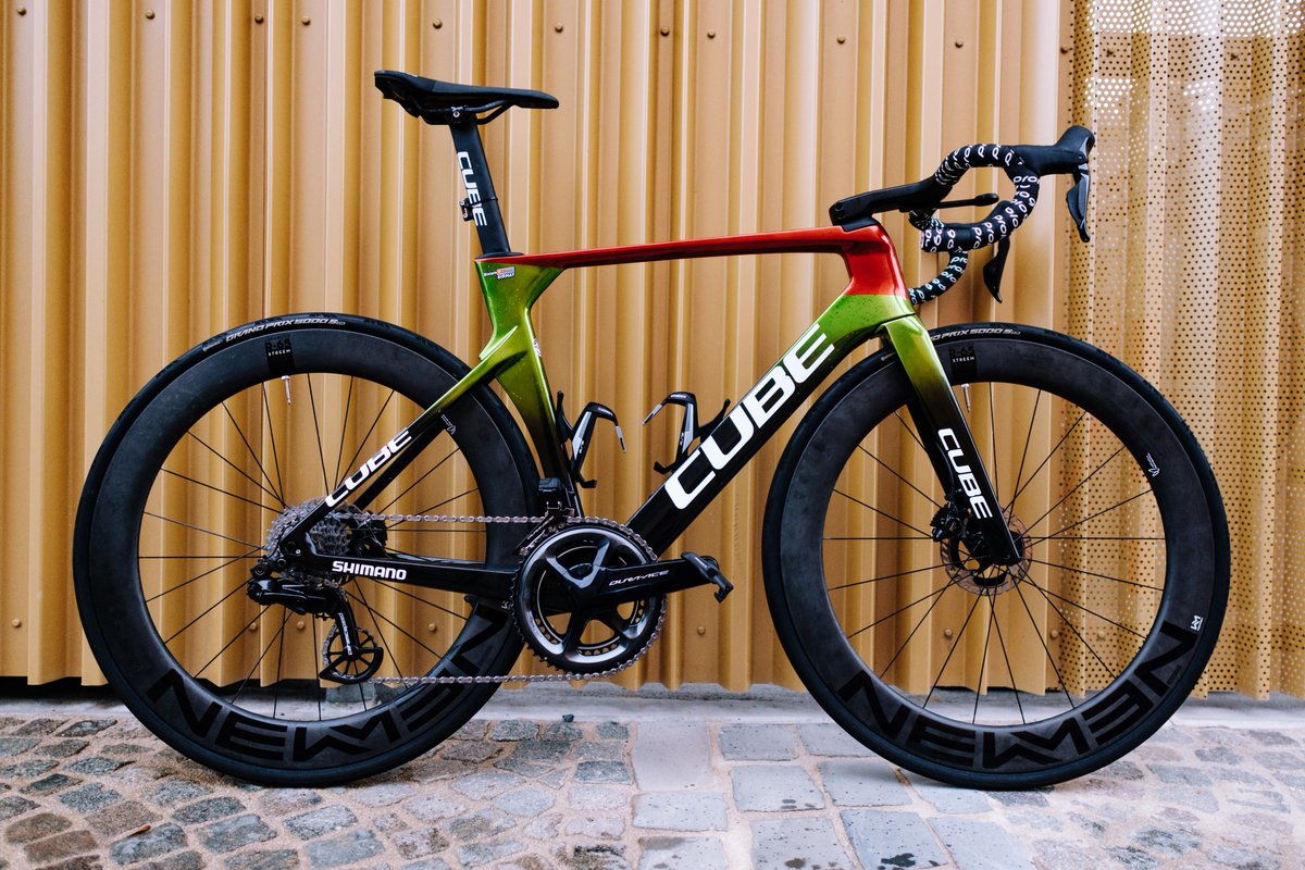 LottoIntermarch's tweet photo. Biniam Girmay will compete in the World Championships with a custom CUBE Litening C:68X painted in the colors of Eritrea 🇪🇷

📸 @cyclingmedia_ag 
#Wollongong2022 #VeniVidiBini https://t.co/N0adXr4tkH