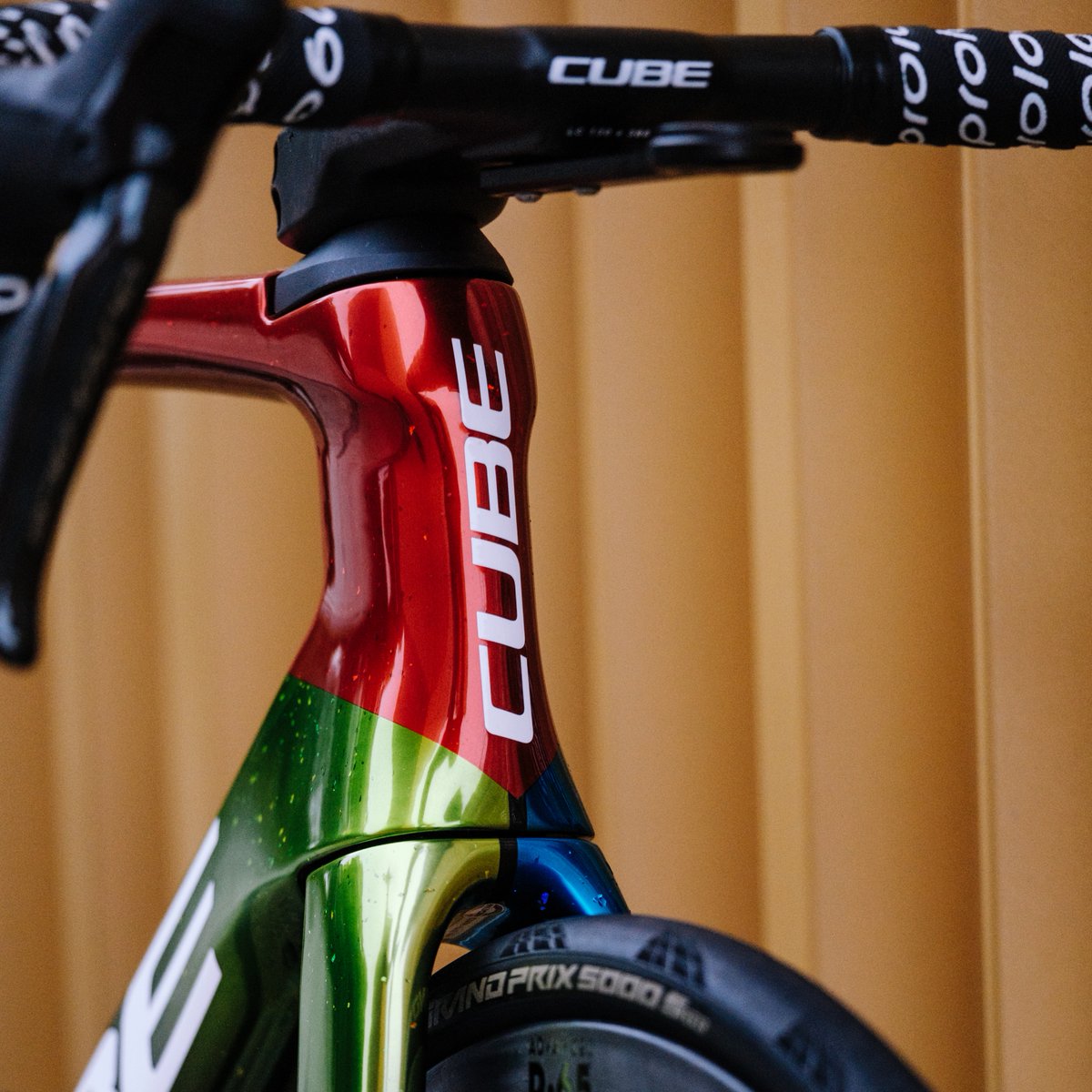 LottoIntermarch's tweet photo. Biniam Girmay will compete in the World Championships with a custom CUBE Litening C:68X painted in the colors of Eritrea 🇪🇷

📸 @cyclingmedia_ag 
#Wollongong2022 #VeniVidiBini https://t.co/N0adXr4tkH