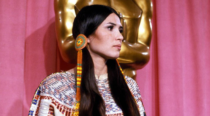 Marlon Brando yerine sahneye çıkarak Oscar'ı reddeden Sacheen Littlefeather, 50 yıl sonra gelen özrü kabul etti bit.ly/3RW7PWk