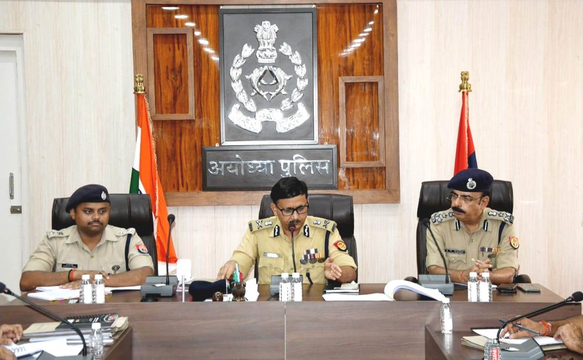 adgzonelucknow's tweet photo. अपर पुलिस महानिदेशक, लखनऊ जोन द्वारा जनपद अयोध्या में   #DigRangeAyodhya, #SSP_अयोध्या व @ayodhya_police के राजपत्रित अधिकारियों/थाना प्रभारियों के साथ अपराध एवं आगामी मेला/त्यौहारों के सम्बन्ध में समीक्षा गोष्ठी कर आवश्यक दिशा-निर्देश दिये गए। https://t.co/EXPkytWm3E