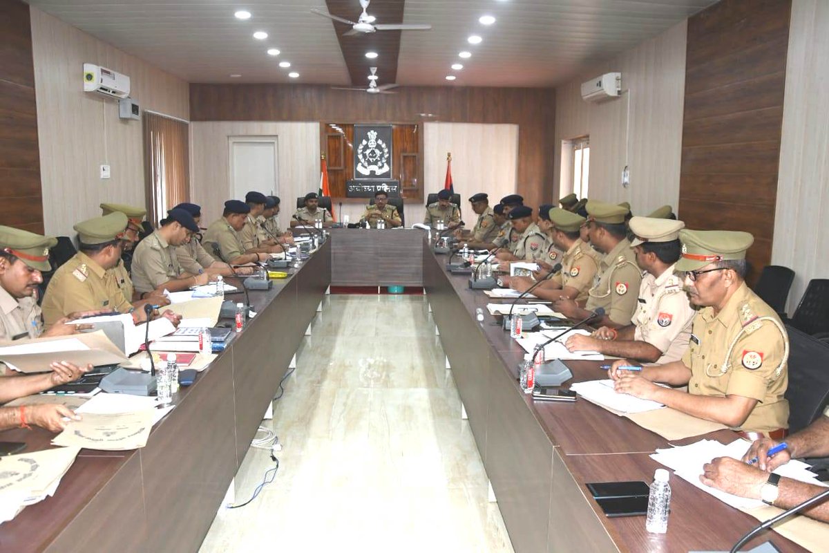 adgzonelucknow's tweet photo. अपर पुलिस महानिदेशक, लखनऊ जोन द्वारा जनपद अयोध्या में   #DigRangeAyodhya, #SSP_अयोध्या व @ayodhya_police के राजपत्रित अधिकारियों/थाना प्रभारियों के साथ अपराध एवं आगामी मेला/त्यौहारों के सम्बन्ध में समीक्षा गोष्ठी कर आवश्यक दिशा-निर्देश दिये गए। https://t.co/EXPkytWm3E