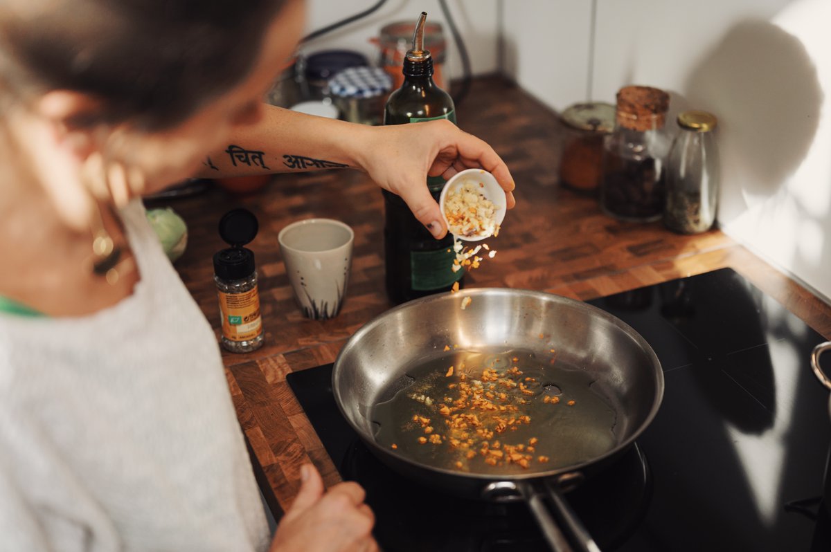 nutrimedy's tweet photo. #FoodSafety tips from the USDA:

Clean—Wash hands and surfaces often.
Separate—Don't cross-contaminate.
Cook—Cook to proper temperatures.
Chill—Refrigerate promptly.

Follow these basic guidelines to prevent harmful bacteria from forming on your food! https://t.co/XOlP2hjrMU