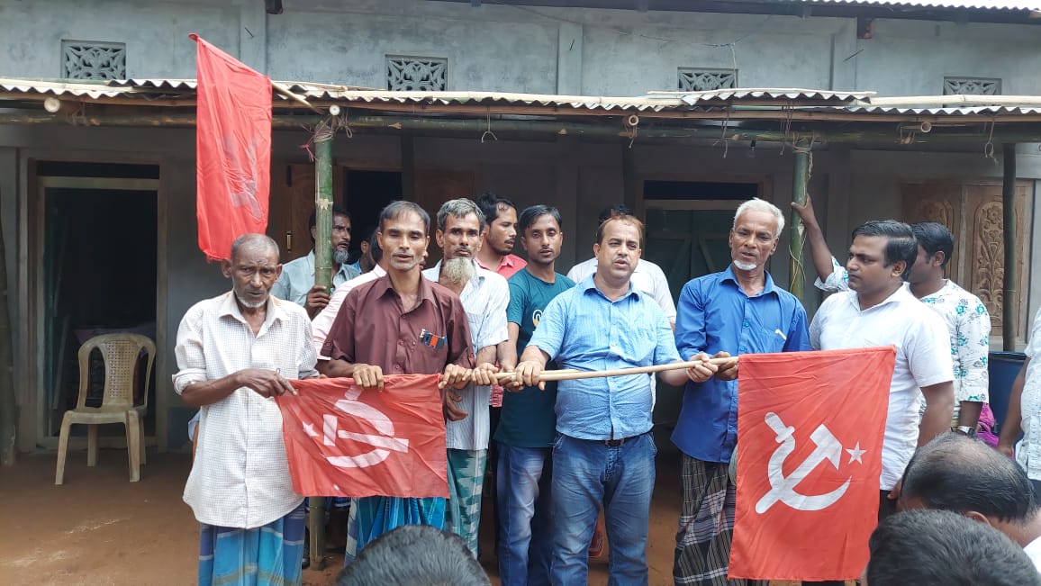 কুর্তি কদমতলা বিধানসভার পুর্ব ফুলবাড়ীতে ৪২ জন বিজেপির নেতা কর্মী সমর্থক CPIM'র সমর্থনে কাজ করার ঘোষণা দিয়ে হাতে তুলে নিলেন লালপতাকা।