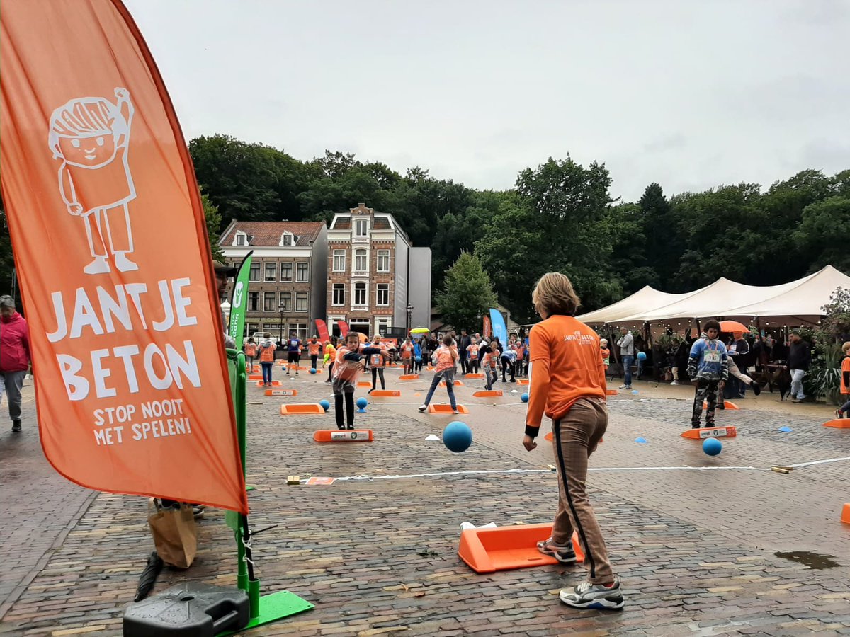 Wat een feest was het gisteren bij het NK Stoepranden! De 150 finalisten genoten urenlang van het buitenspelen!🧡 Wethouder <a href="/mlauriks/">Mark Lauriks</a> speelde een sportief potje met onze directeur <a href="/Dave_Ensberg/">Dave Ensberg-Kleijkers</a>. We zijn trots en blij om zoveel kinderen speelplezier te zien hebben🙌🏽 #NKstoepranden