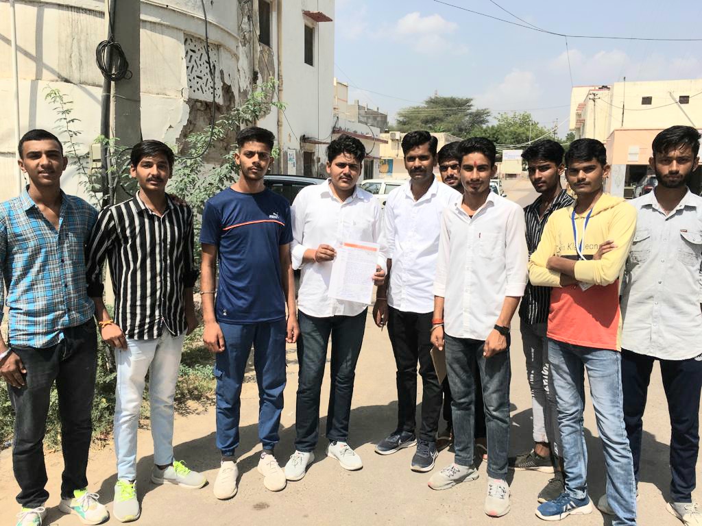 NeerajM15364683's tweet photo. आज लोहिया महाविद्यालय छात्रावास की मांगो को लेकर कलेक्टर महोदय व प्राचार्य महोदय व pwd विभागाधिकारी को ज्ञापन देकर छात्रावास की विभिन्न समस्याओ का निवारण करने की मांग  रखी। 
#lohia_collagechuru #lohia_hostel https://t.co/kl6s5bDsAz