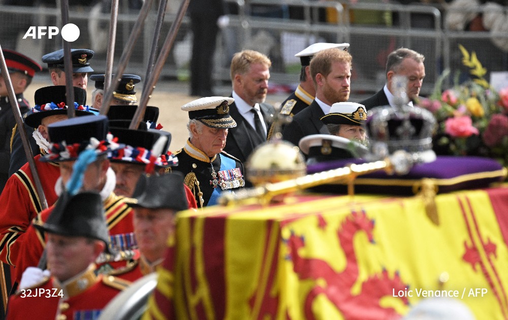 AFP's tweet photo. The last moments of the funeral procession as Queen Elizabeth II's coffin now makes it way out of London on its final route to Windsor. 
@AFPphoto @AFP https://t.co/Eif79KCQmi