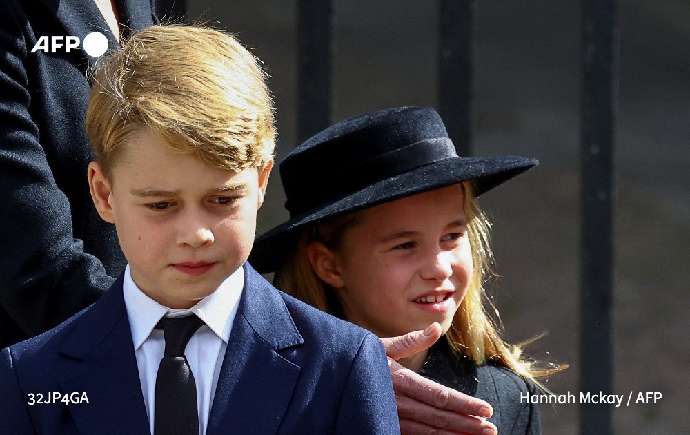 AFP's tweet photo. The last moments of the funeral procession as Queen Elizabeth II's coffin now makes it way out of London on its final route to Windsor. 
@AFPphoto @AFP https://t.co/Eif79KCQmi