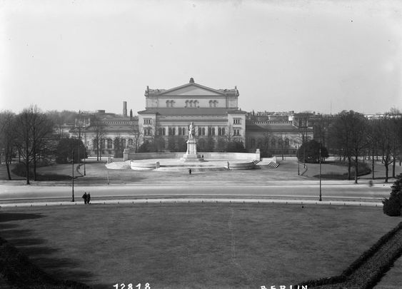 kreuzberged's tweet photo. From Gabriele #Tergit's "Atem einer Anderen Welt" (A Breath of a Different World). The text can be dated 1923-24: the first post-#WW1 & post-revolution big-scale Kroll-Redoute (an opulent winter-ball at the #Kroll-Oper) was held that year. https://t.co/lnxActdyoS