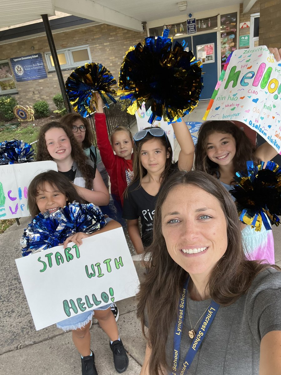 LyncrestSchool's tweet photo. #StartWithHelloWeek at LYNCREST!  @sandyhook #lyncreststars https://t.co/vp9gR5cHdV