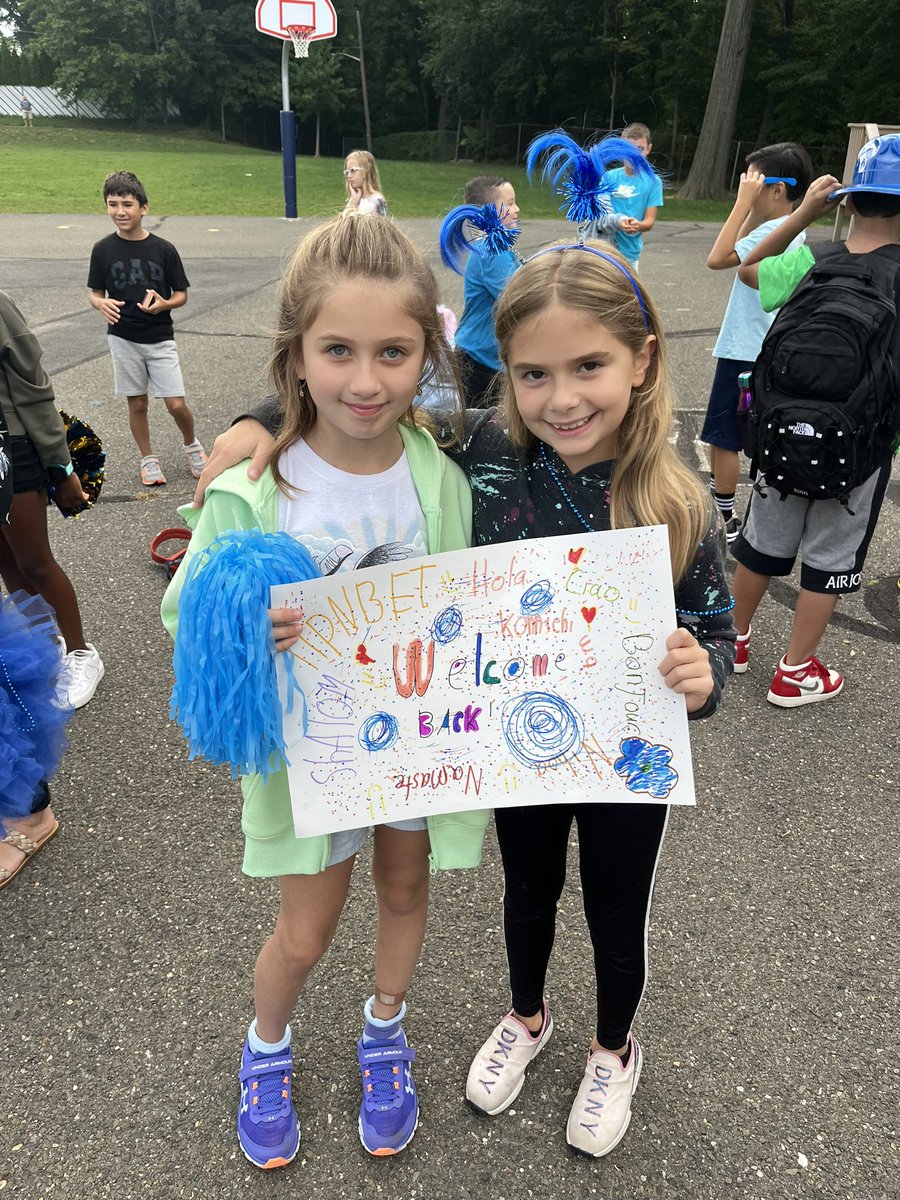 LyncrestSchool's tweet photo. #StartWithHelloWeek at LYNCREST!  @sandyhook #lyncreststars https://t.co/vp9gR5cHdV