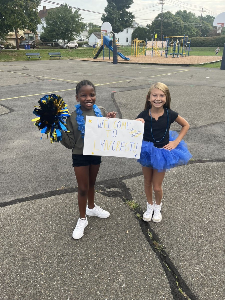 LyncrestSchool's tweet photo. #StartWithHelloWeek at LYNCREST!  @sandyhook #lyncreststars https://t.co/vp9gR5cHdV