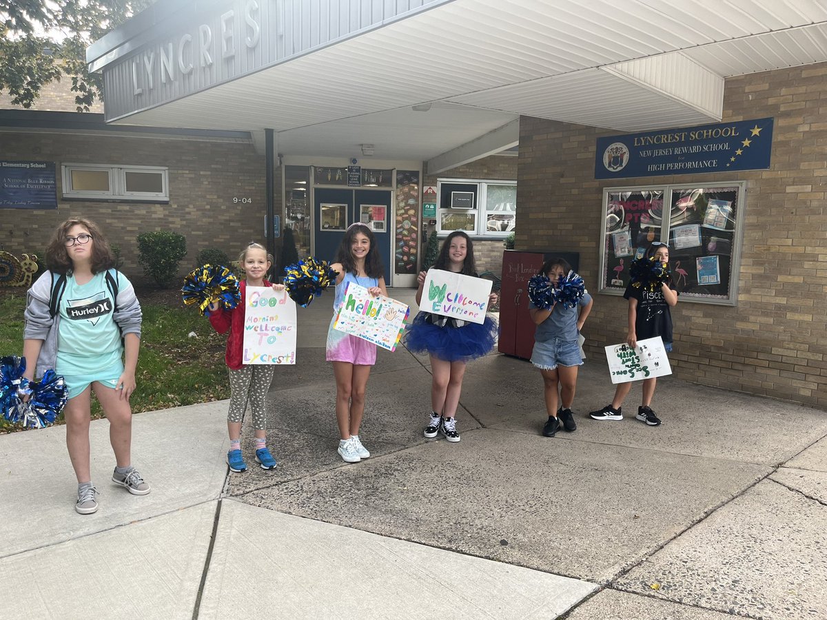 LyncrestSchool's tweet photo. #StartWithHelloWeek at LYNCREST!  @sandyhook #lyncreststars https://t.co/vp9gR5cHdV