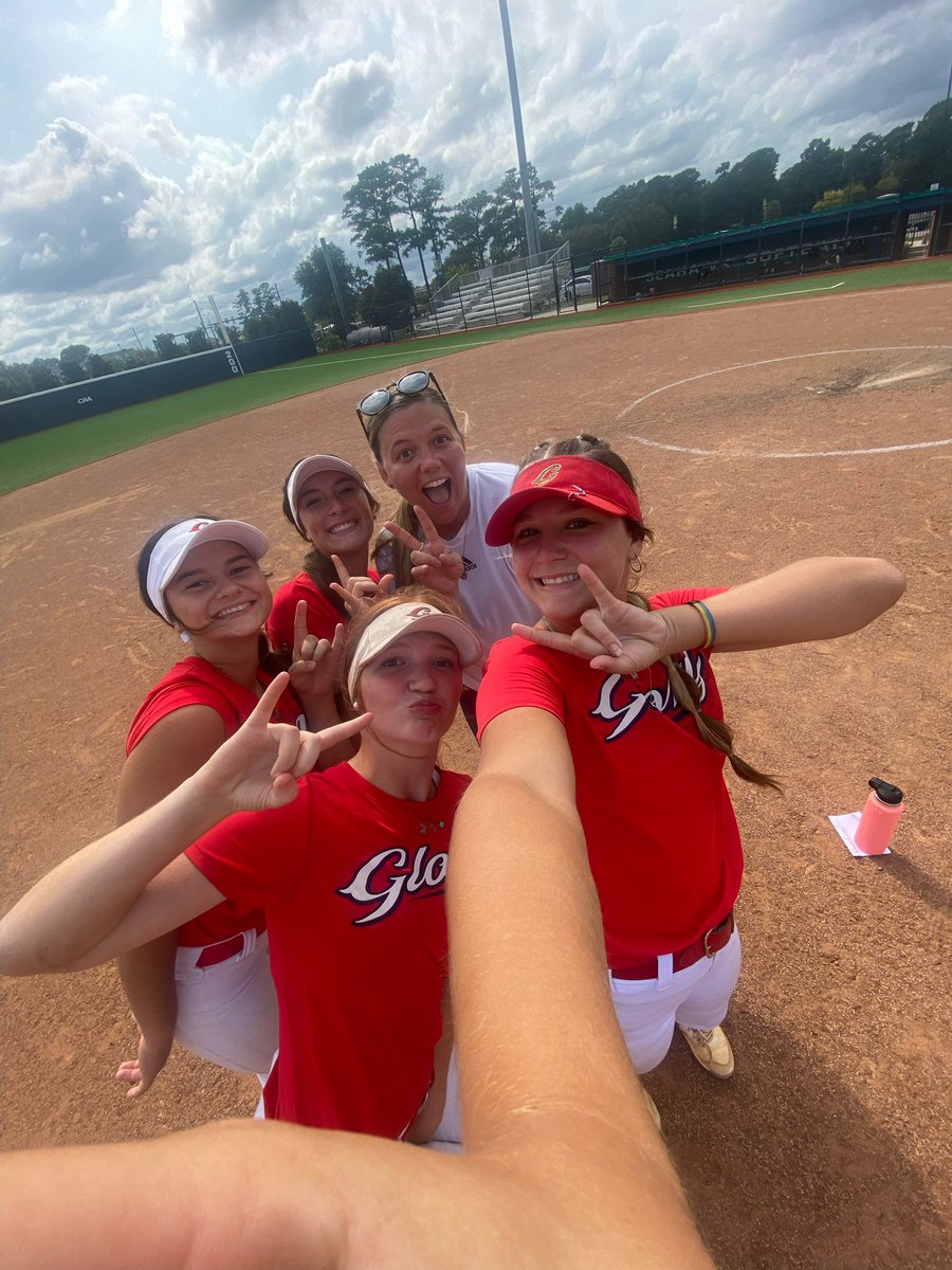 RoebuckHaven's tweet photo. Had a great time at both Virginia Wesleyan and UNCW this weekend. I got great feedback and loved the players and coaches! Can’t wait to go again! @UNCWsoftball @vwu_marlins #GoGloryGo https://t.co/JaM4oNRHbw