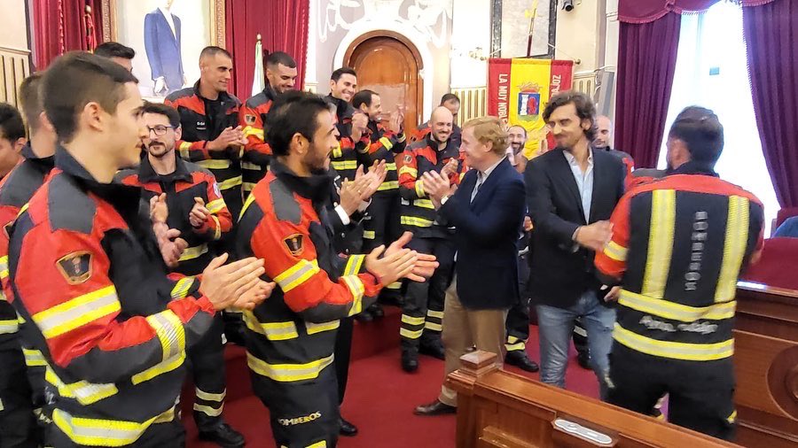 CsBadajoz's tweet photo. 🚒 Esta mañana nuestro alcalde @BarreraGragera ha presidido la toma de posesión de 17 nuevos bomberos de #Badajoz junto a nuestro concejal de Bomberos @CuruenaF y nuestra concejalas de RRHH, #HitosMogena.

👨‍🚒 ¡Enhorabuena a todos y muchísima suerte! https://t.co/OOxSoGbwKM